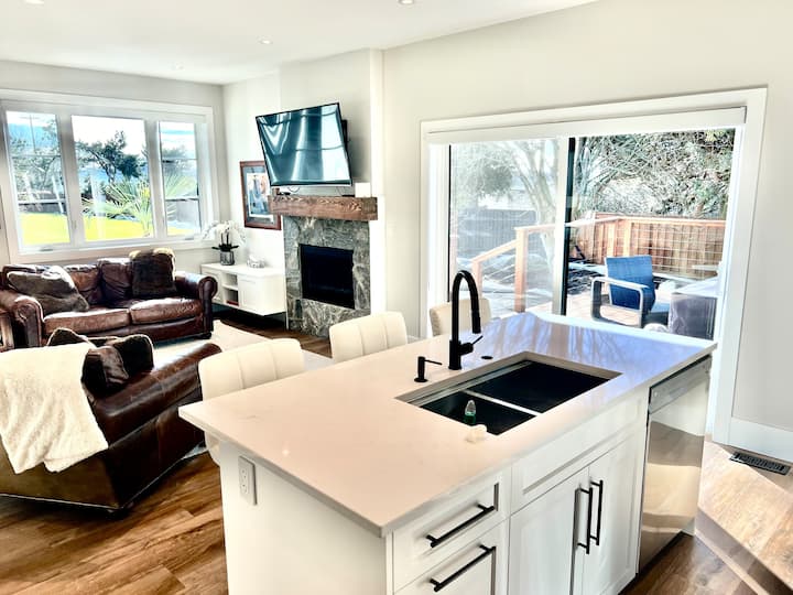 The Heron New Contemporary Farmhouse - Ladner