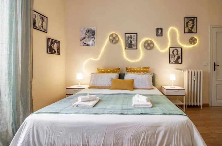 Confortevole letto matrimoniale dove riposarsi dopo aver visitato le bellezze di Torino e assaporato le prelibatezze della città.