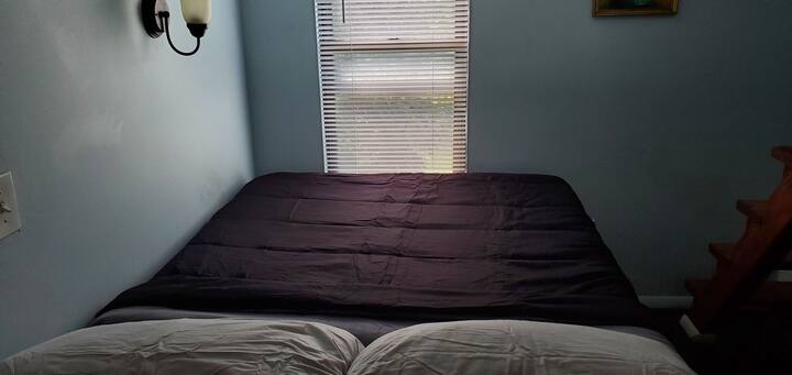 Úplne nové matrace menej ako rok staré Sú to mäkká pamäťová pena, ktoré nie sú Sag Tiež nové sú vankúše a prikrývky