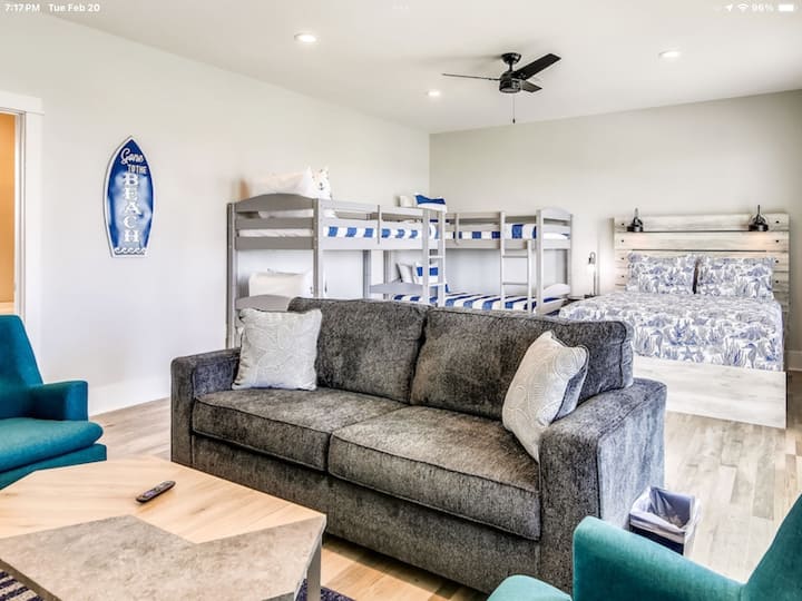 Dormitorio en la planta superior: una cama tamaño queen, un sofá cama tamaño queen y dos juegos de literas individuales, todo unido a un hermoso baño. El baño tiene una gran ducha a ras de suelo y una increíble bañera independiente de remojo. Este dormitorio tiene acceso a la terraza superior.
