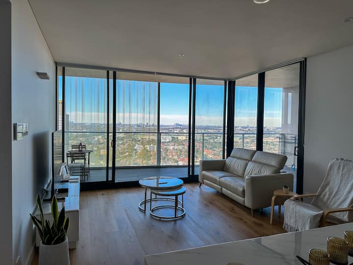 Luxury 2-BR High-Rise Apt with Stunning City Views