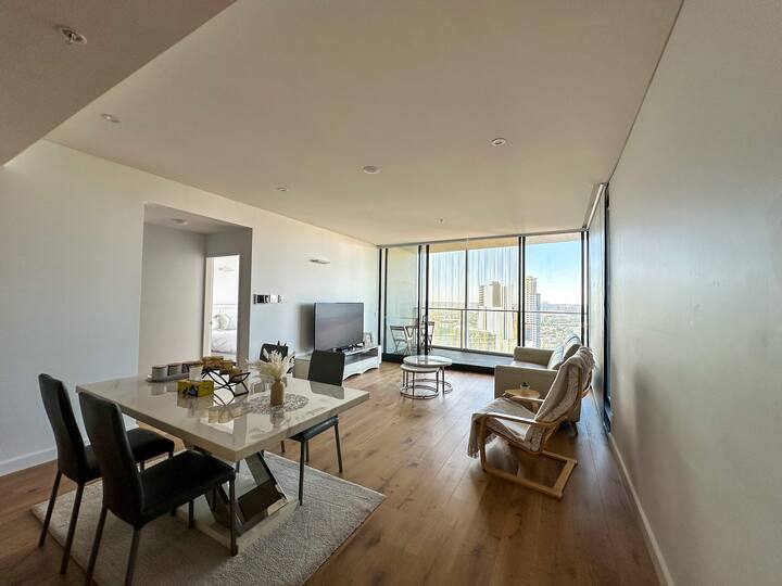 Luxury 2-BR High-Rise Apt with Stunning City Views