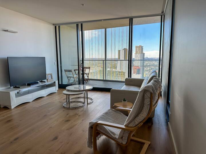 Luxury 2-BR High-Rise Apt with Stunning City Views