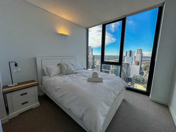 Luxury 2-BR High-Rise Apt with Stunning City Views