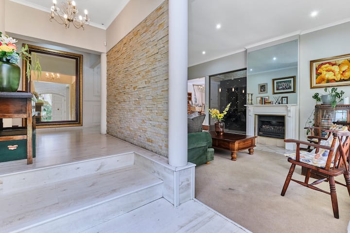 Classic Sandton Manor With Pool, Gardens & Patios - Sandton