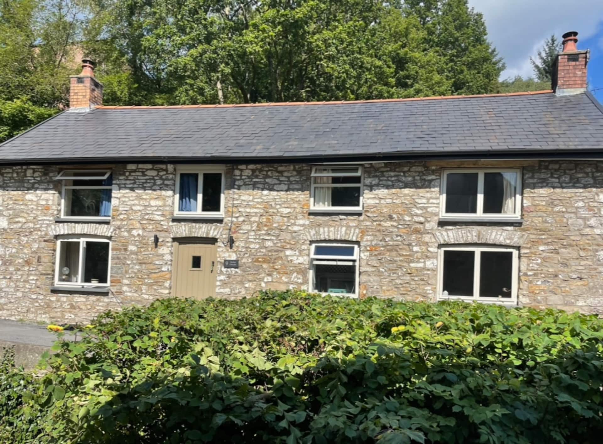 Bwthyn Clwydau riverside cottage