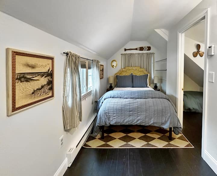 Loft de dormitorio queen en la planta superior y rincón del cuarto dormitorio para niños. La entrada Nook está conectada a la habitación Queen, como se muestra aquí. La puerta se cierra por completo. 