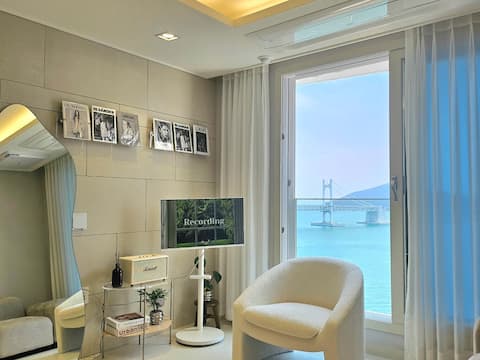 [Stay. On] Special price/High-rise view of Gwangan Bridge/20 pyeong ocean view/Millak The Market/Hotel bedding/2 beds/2 sofa beds/free parking