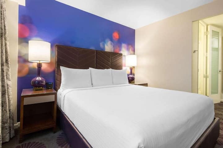 Spacious Unit,chicago Hotel Collection,deluxe King - Chicago, IL