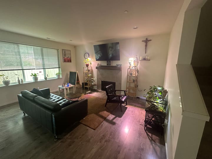 Private Bedroom With A Queen Bed/ Room A - Tukwila, WA