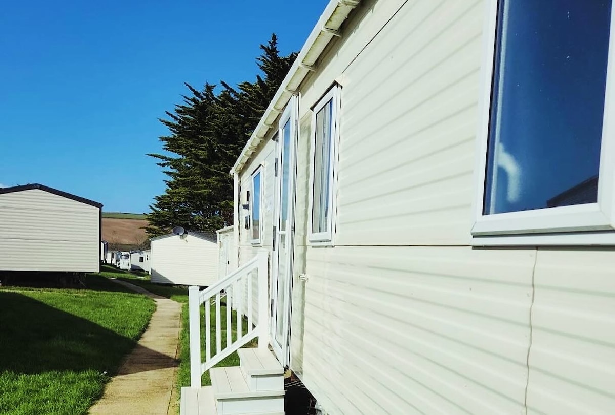 Front of Kernow Charm, highlighting the path leading to the onsite, free all year round, car park.