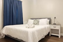 Spring Street Suites B | QUEEN 3BD/1BA Stylish Apt