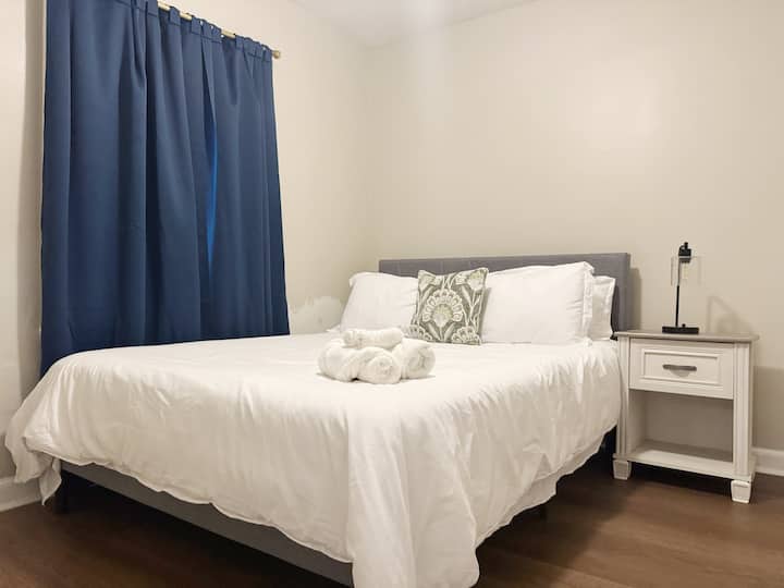 Spring Street Suites B | Queen 3bd/1ba Stylish Apt - Evansville, IN