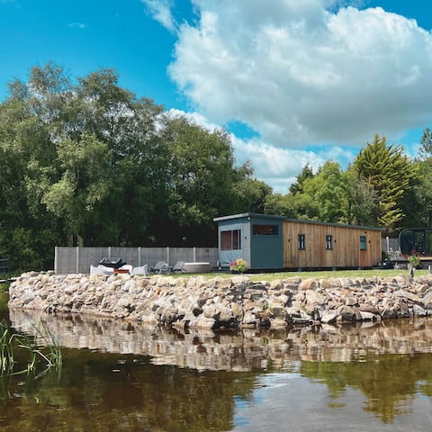 Lakeshore Escape with Sauna