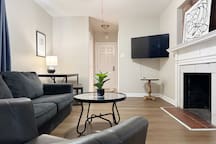 Spring Street Suites C | QUEEN Stylish 3BD/1BA Apt