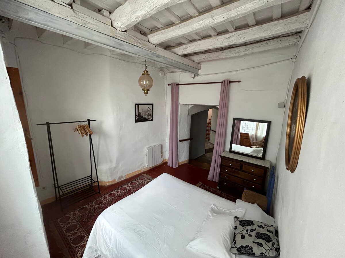 Спалнята на долния етаж разполага с двойно легло и е запазена в първоначалното си състояние. Очарователният дървен таван и старите, неравни стени запазват характера на този исторически дом.