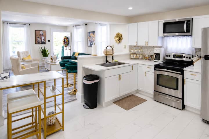 Cozy 2br In Utica | Smart Lock Parking Fast Wifi - Utica, NY