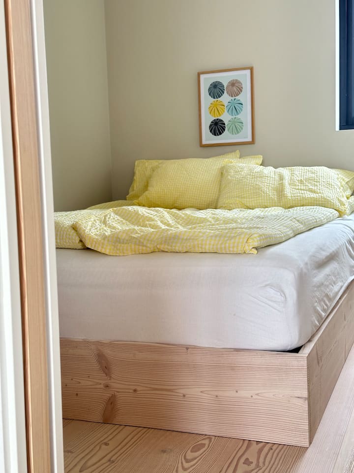 Um pequeno quarto encantador com quarto para dois (cama de casal).
