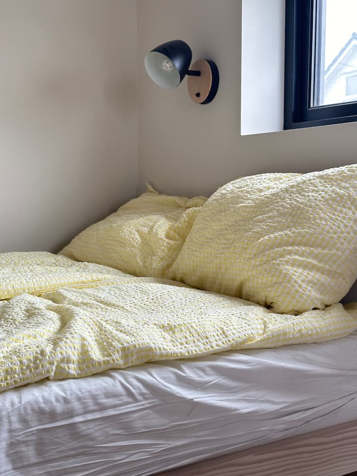 Cama de casal pequena (120 cm) e beliche para crianças (90 cm)