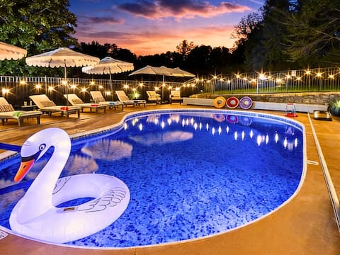 Heated Pool Estate • 5 King Beds • No Bad Rooms