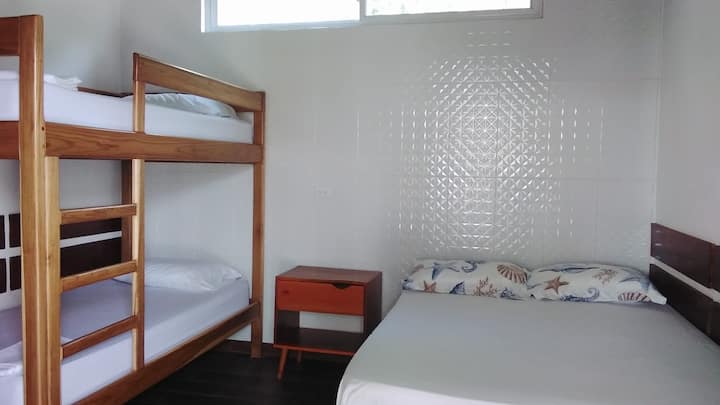 Дупли кревет и личен кревет на спрат, за 4 лица, сите соби се исти. Со пространа бања. 