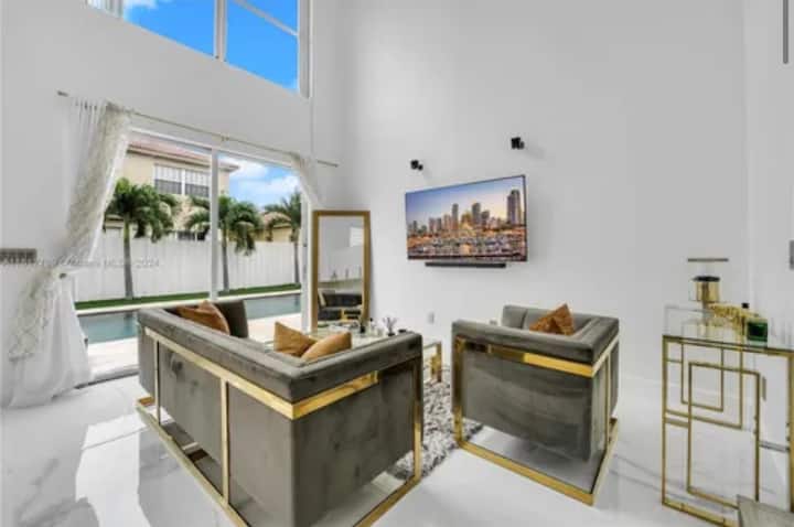 Elegant House Close To The Keys! - Homestead, FL