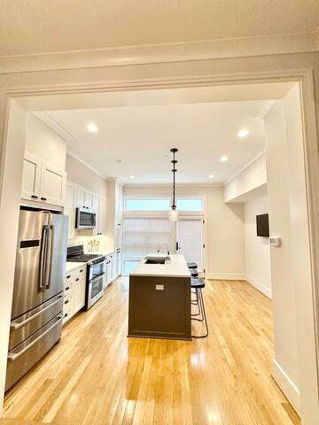 Rooftop beauty in Capitol Hill-private parking gallery image 4