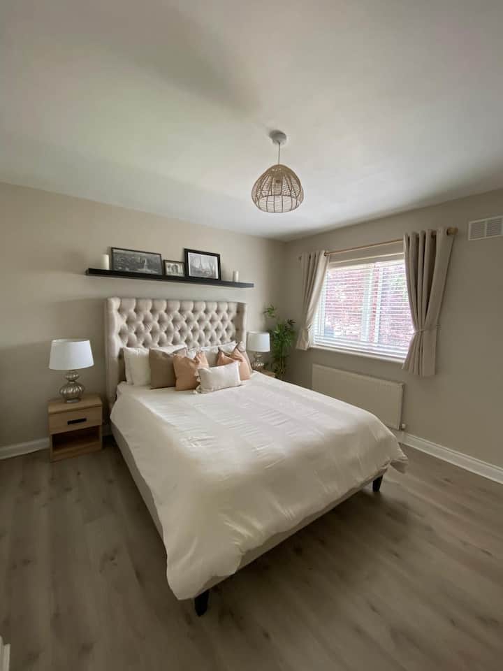 Брачен кревет (широк 150-179 см). Телевизор. Складирање облека.