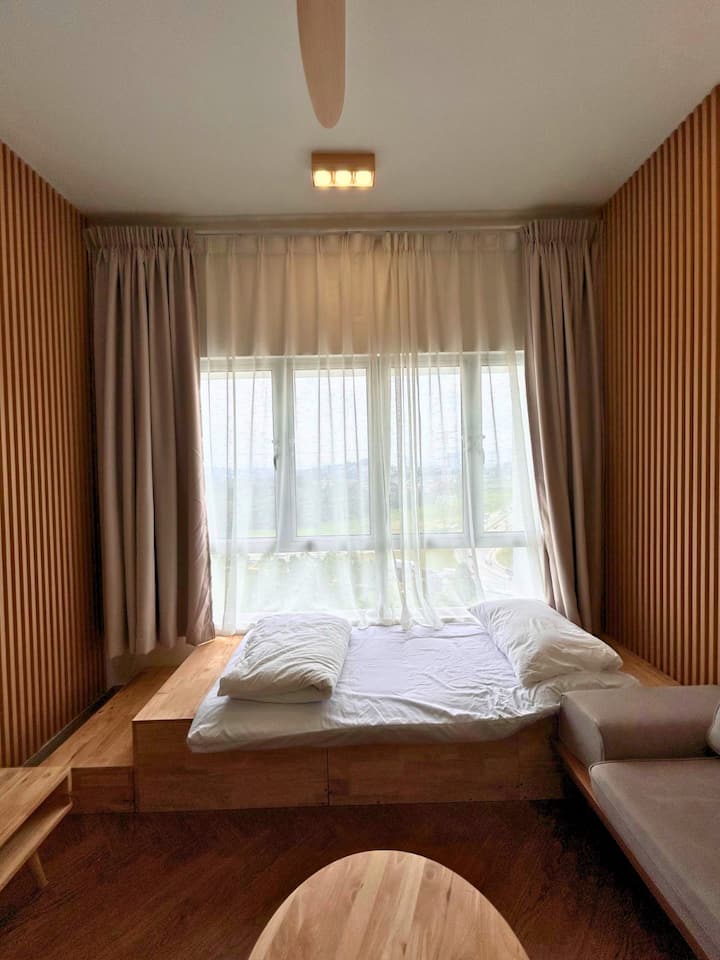 הפוטון ממוקם בתוך קופסת הטטאמי. תרגישו חופשי להזיז את הפוטון בתוך הבית בזמן שנוח לכם. אבל זה יהיה המקום האהוב עליי לישון בו. צפייה בסרט תוך כדי התבוננות בנוף החיצוני בלילה