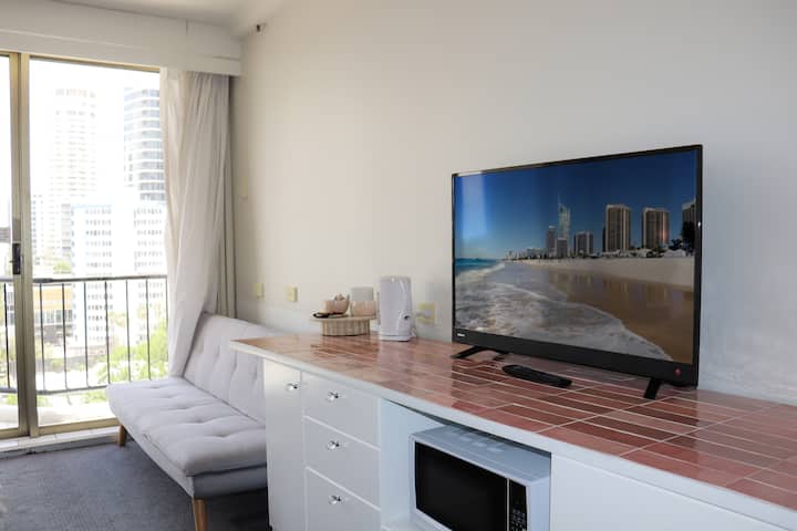 Relaxed Beach Side Apartment, Ocean Views - Surfers Paradise