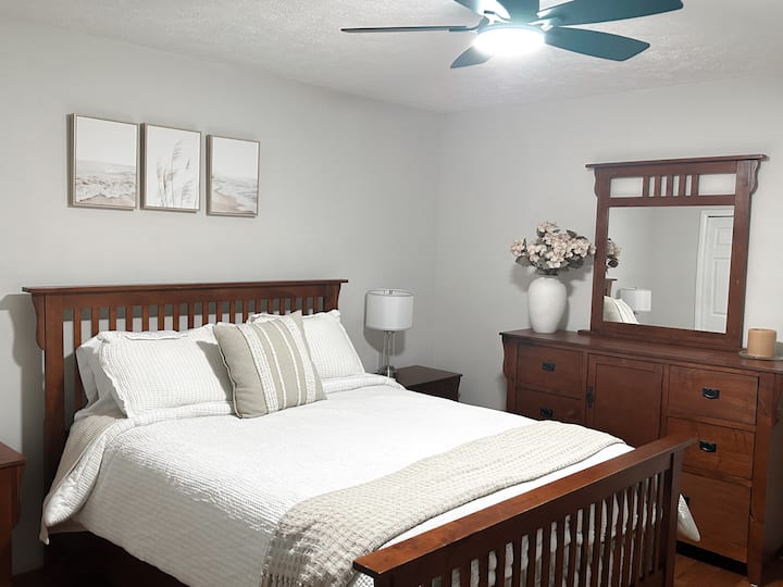 חדר שינה מס' 1, מיטת קווין סייז, מאוורר תקרה, טלוויזיה חכמה