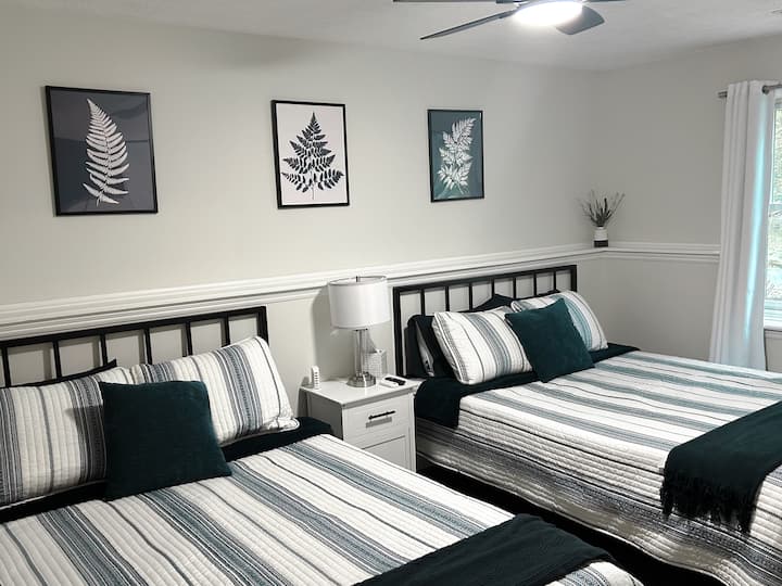 חדר שינה מס' 3, שתי מיטות קווין סייז, מאוורר תקרה, טלוויזיה חכמה