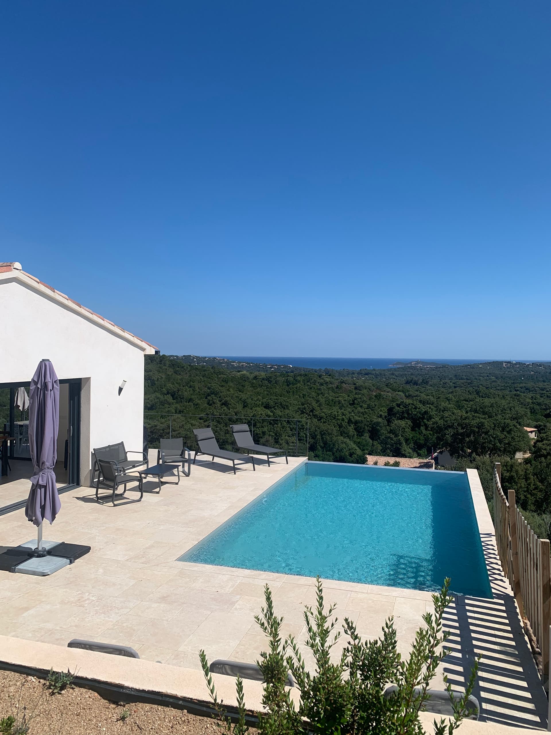 Villa neuve avec piscine et vue sur la mer en Corse du Sud