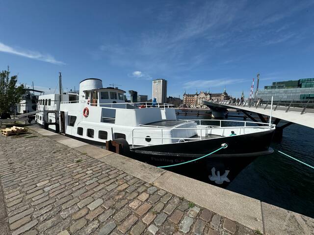 On a Ferry! – 2 Bedroom (4 pers) Houseboat