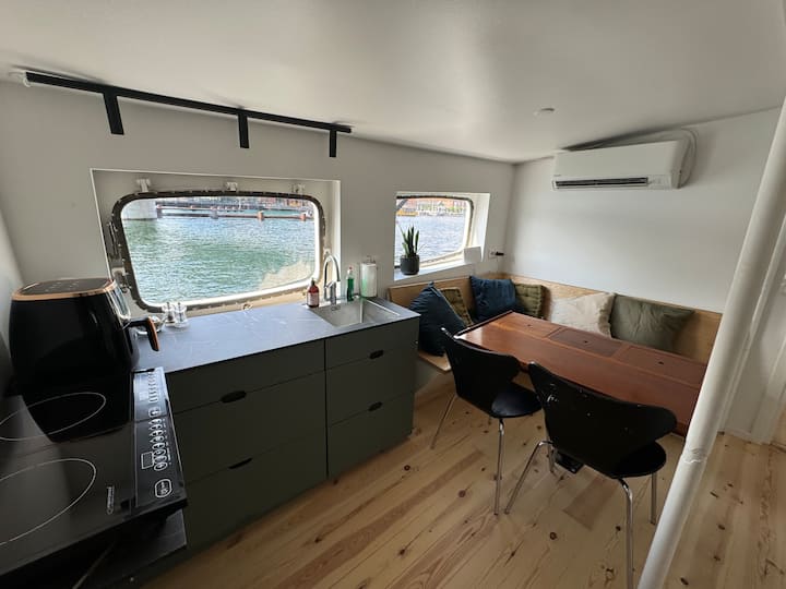 Houseboat -2 Bedroom  Apartment (From 8 Yrs Old) - Copenhagen