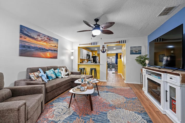 Newly Renovated Kissimmee Villa • Gated • Sleeps 6 - Lake Buena Vista, FL