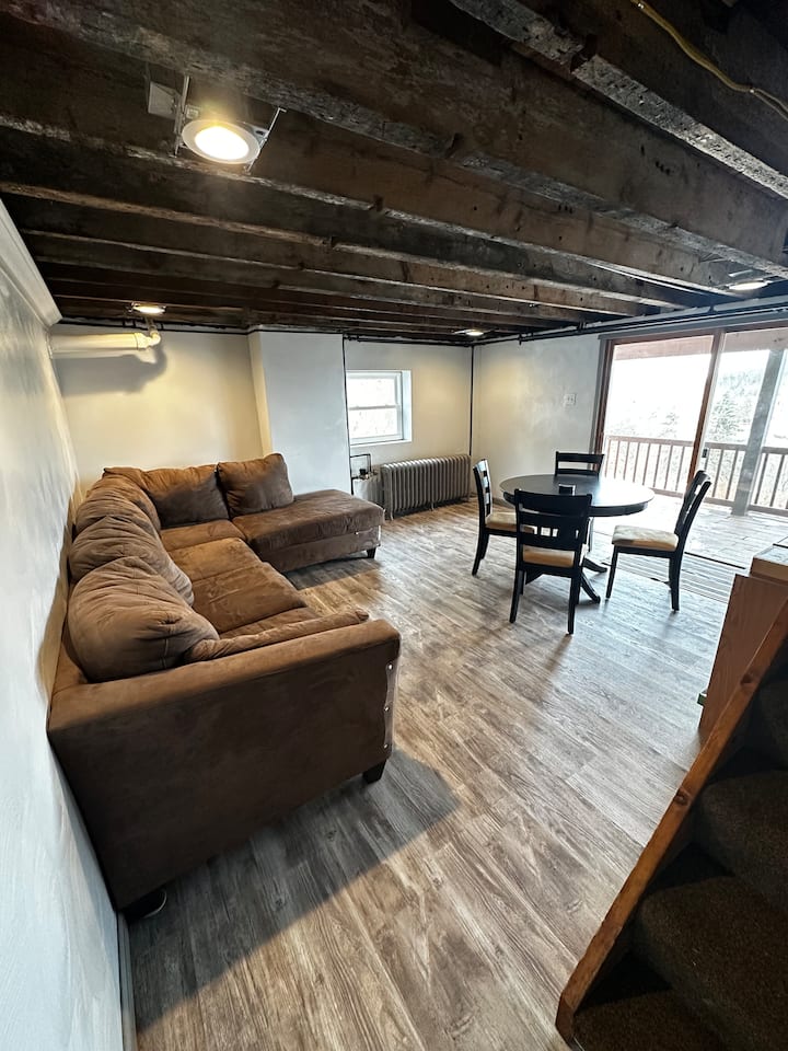 Kuća 1 – dnevni boravak u suterenu / igraonica