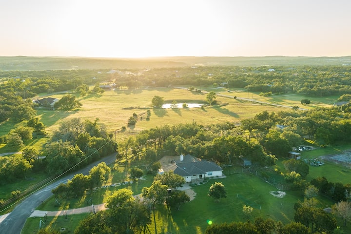 Private Luxury Getaway | Fire Pit | Near Weddings - Dripping Springs, TX