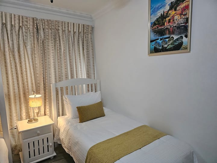 בחדר השינה הזה יש נוף לגינה, והוא מקבל שמש אחר הצהריים.  מאוורר תקרה ומאוורר רצפה... אין מזגן בחדר הזה