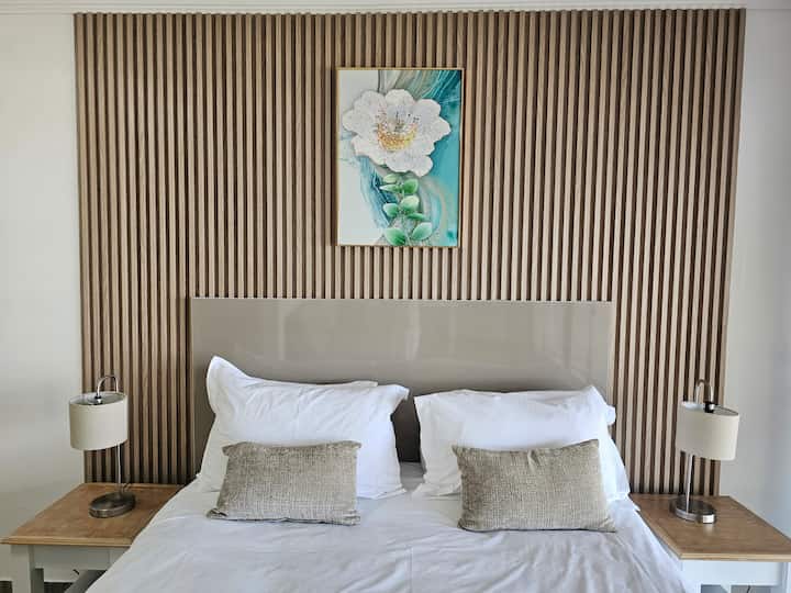 מיטת קווין סייז עם נוף יפהפה לים