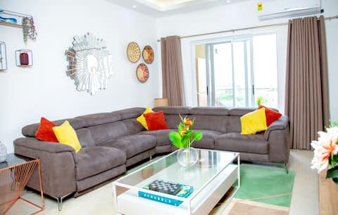 Serenity Haven 2BR Pool & AC, Gated, Netflix