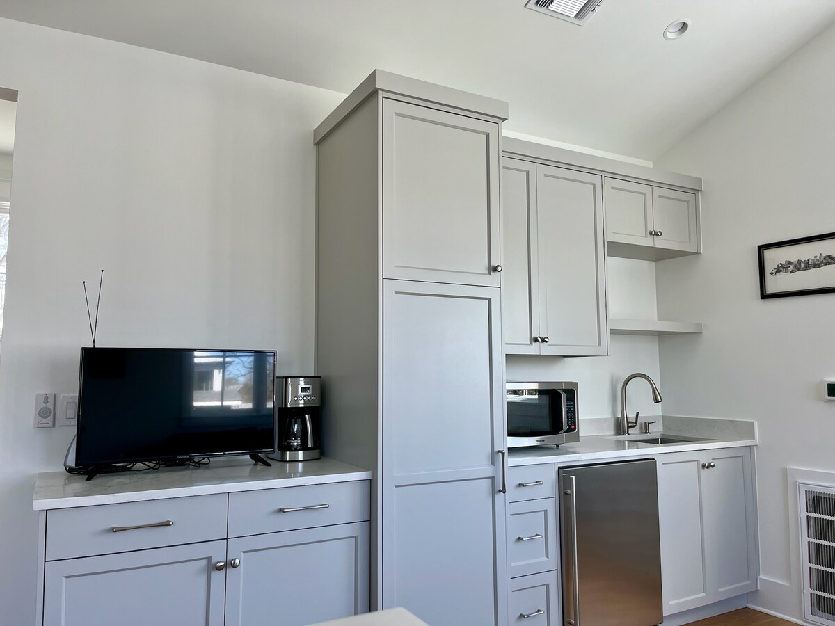 Popular Airbnb listing: Woodview Skybox in Allandale