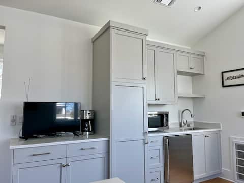 Popular Airbnb listing: Woodview Skybox in Allandale