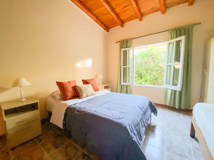 habitacion. 5 personas: cama doble, cucheta y cama individual