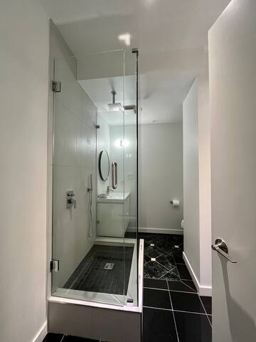 Penthouse Apt w/ Balcony & VIEWS gallery image 5