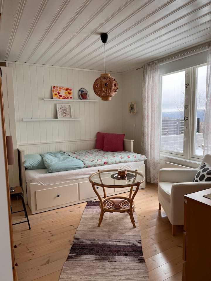 Posteľ je široká 120 cm.