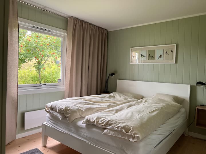 Posteľ je široká 160 cm.