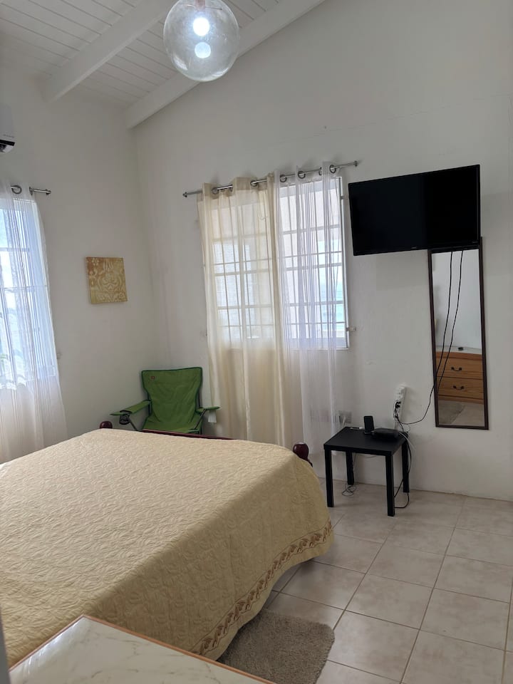 มีสมาร์ททีวี (Roku TV) ที่สามารถลงชื่อเข้าใช้บัญชีส่วนตัวของคุณ เช่น Netflix! 