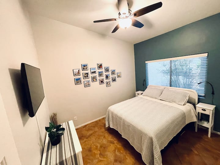 Spavaća soba 2 ima bračni krevet (potpuno novi madrac) i veliki ugradbeni ormar. Komoda se može premjestiti u ormar i zamijeniti posebnim radnim stolom i uredskom stolicom. 