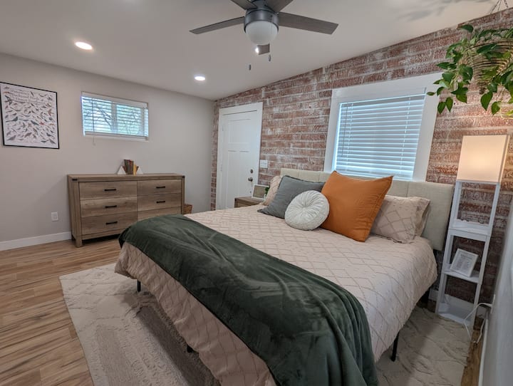 Спалня 1 със суперголямо двойно легло.  Позволете на койотите да ви направят серенада да спите и да се събудите от гледка към слънцето, изгряващо над планините Каталина. 